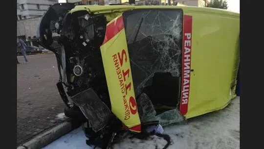 Попавшая в ДТП скорая помощь в Подольске ехала со спецсигналом на красный свет
