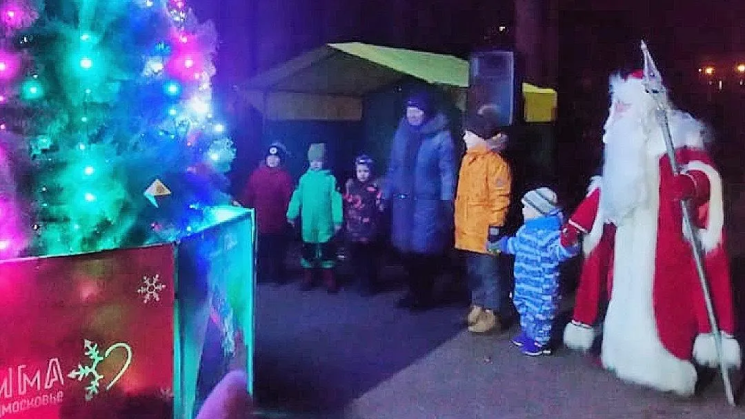 Свыше 100 человек приняли участие в зажжении огней на новогодней елке в парке Подольска
