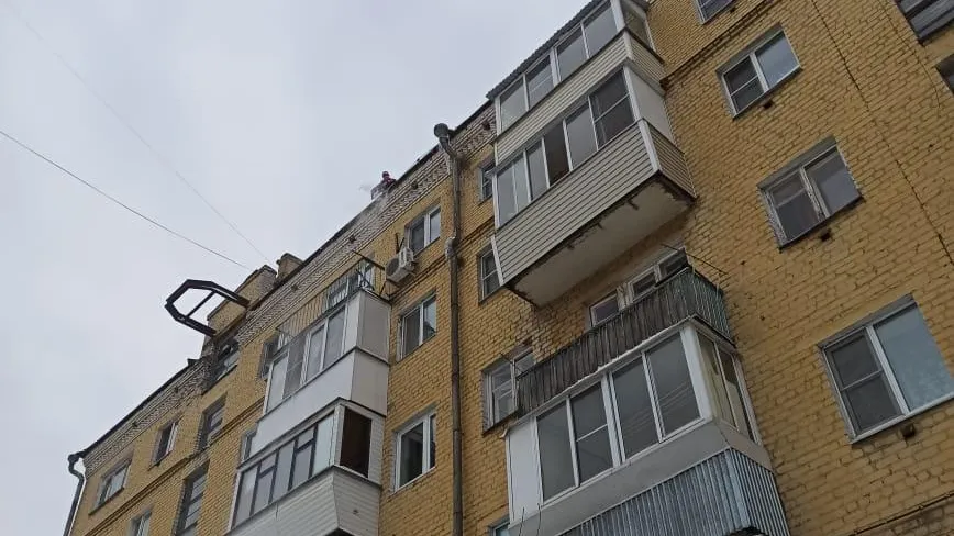Альпинисты очищают от наледи крыши домов в микрорайоне Подольска