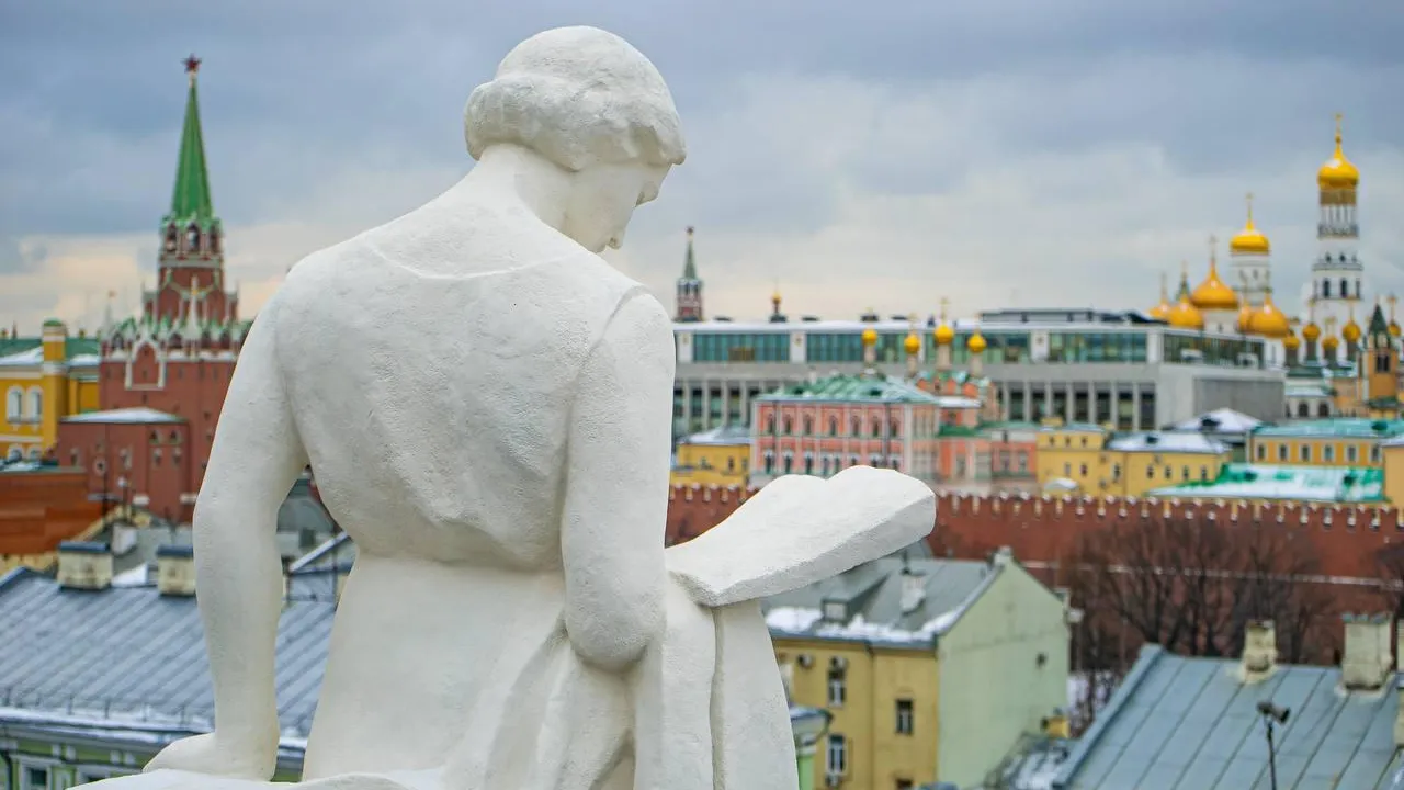 Специалисты обновили 22 скульптуры на парапетах госбиблиотеки в Москве