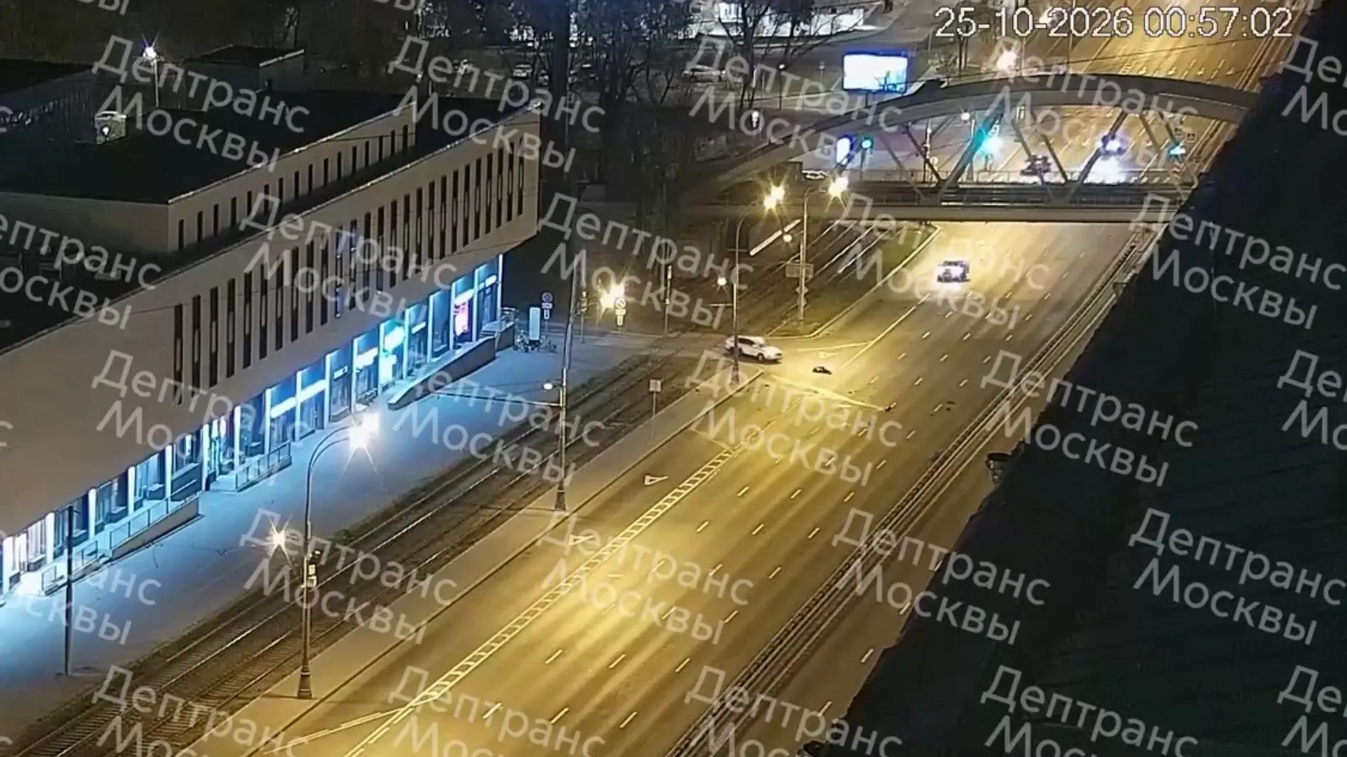 В Москве мотоциклист на скорости сбил перебегавшего дорогу пешехода
