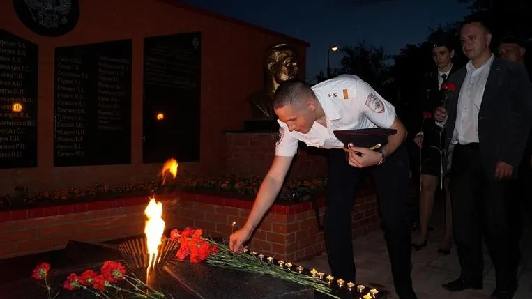 Полицейские Люберец возложили цветы к мемориалу в память о погибших в ВОВ