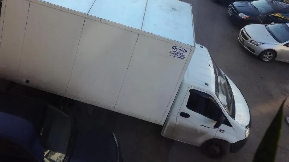 Жительница Подольска пожаловалась, что грузовики мешают парковаться и ходить во дворе дома