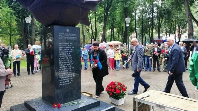 В Подольске в День ВДВ возложили цветы к памятнику воинам‑интернационалистам