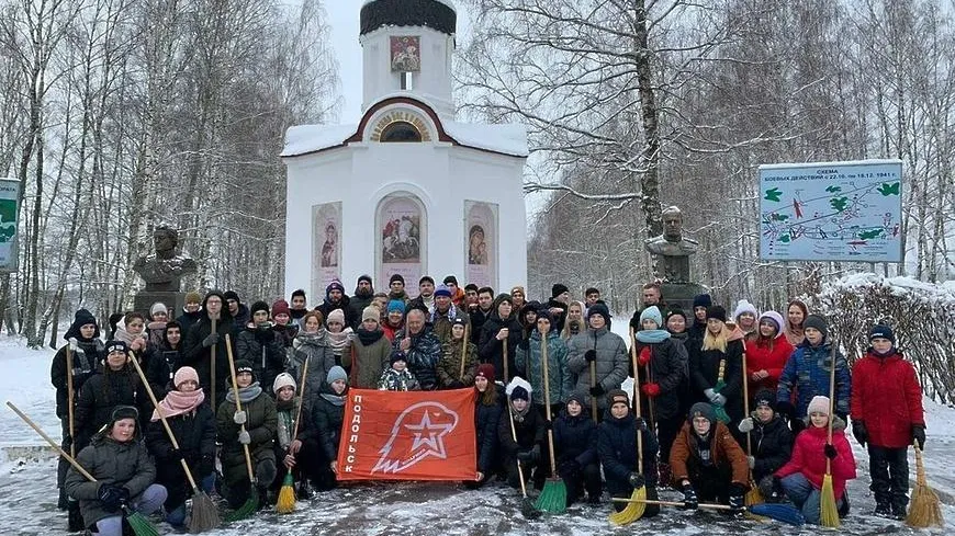Юнармейцы расчистили от снега дорожки на мемориале воинской славы в Подольске