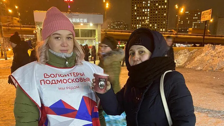 Волонтеры Котельников напоили чаем ожидающих общественный транспорт жителей