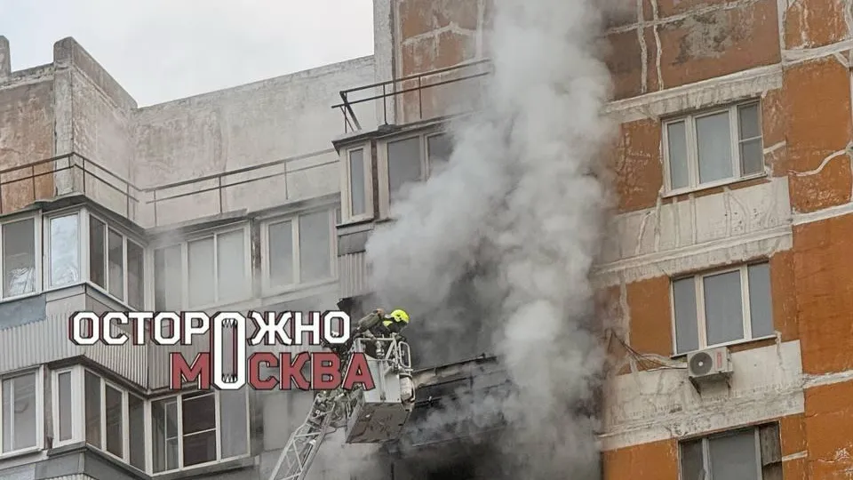 Пожар произошел в многоэтажке на западе столицы