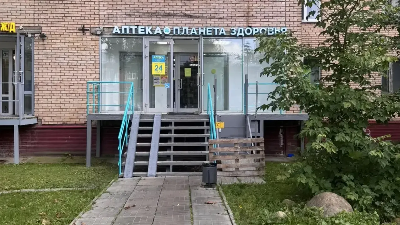 В Лобне обновляют фасады и входные группы торговых точек