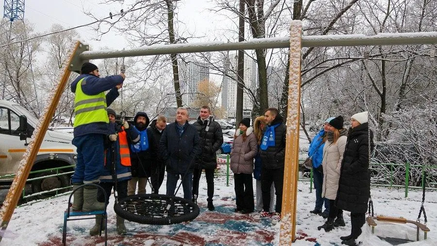 Новую детскую площадку установили на Олимпийском проспекте в Мытищах
