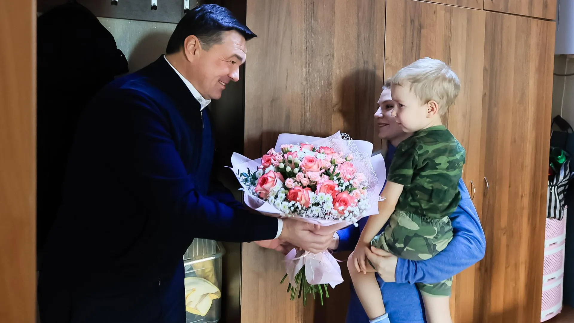 Жены офицеров поблагодарили Андрея Воробьева за организацию благотворительного концерта