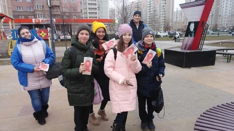 Буклеты о профилактике ВИЧ раздали прохожим на бульваре 65‑летия Победы в Подольске