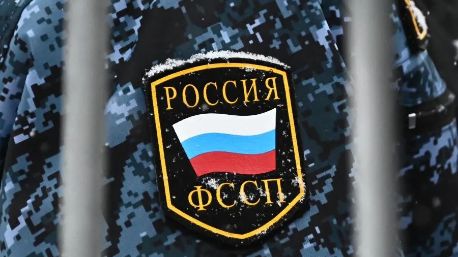 Жительница Екатеринбурга спряталась от судебных приставов в диване