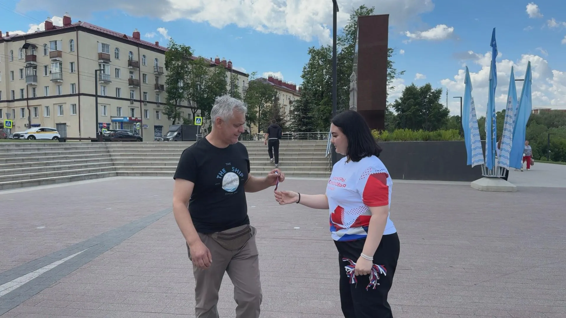 Волонтеры раздали ленты триколора в Раменском округе