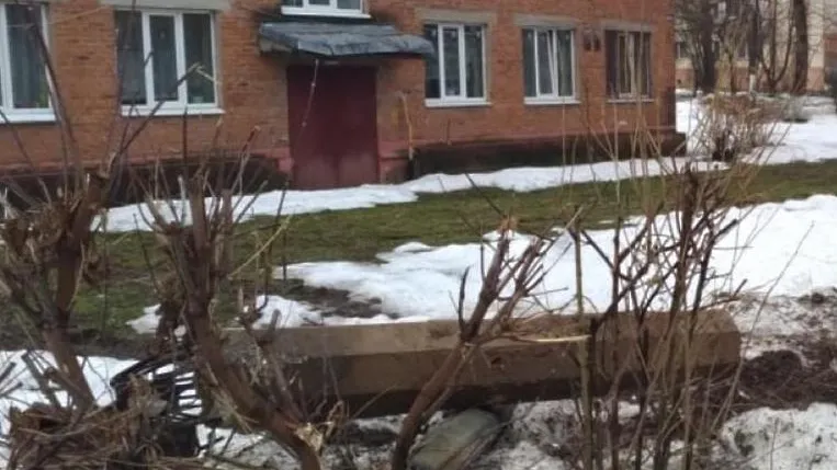 В Подольске убрали сломанный электрический столб