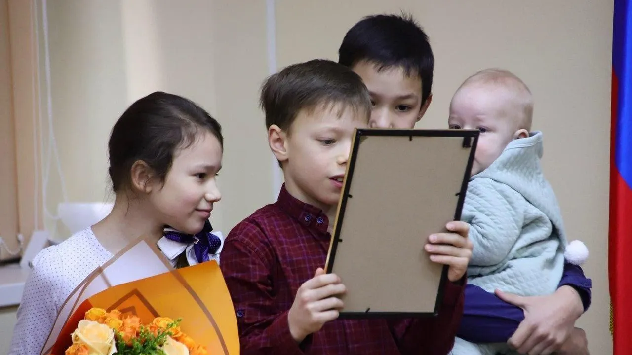 20 многодетных семей в Подмосковье получили свидетельства на приобретение жилья в 2023 г
