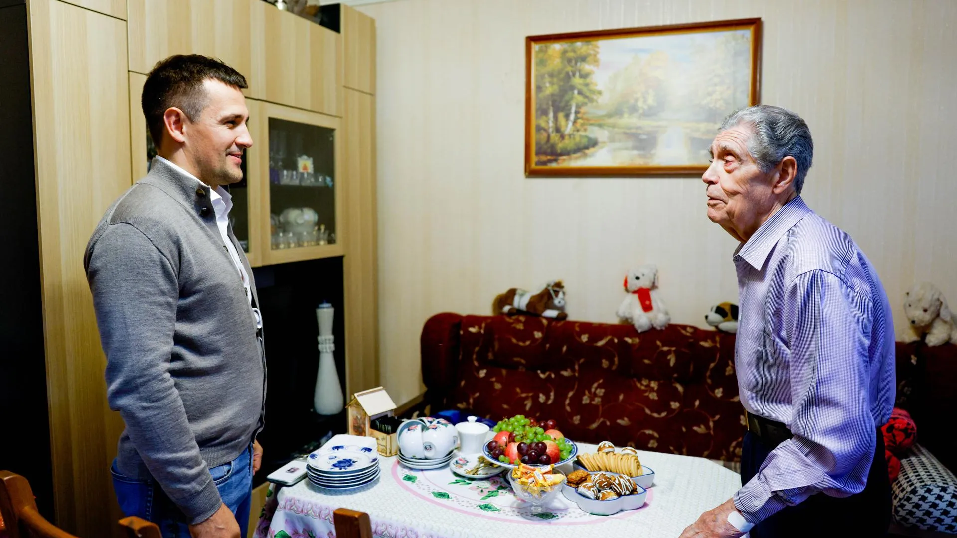 Глава Ленинского округа поздравил Евгения Ускова с 85-летием