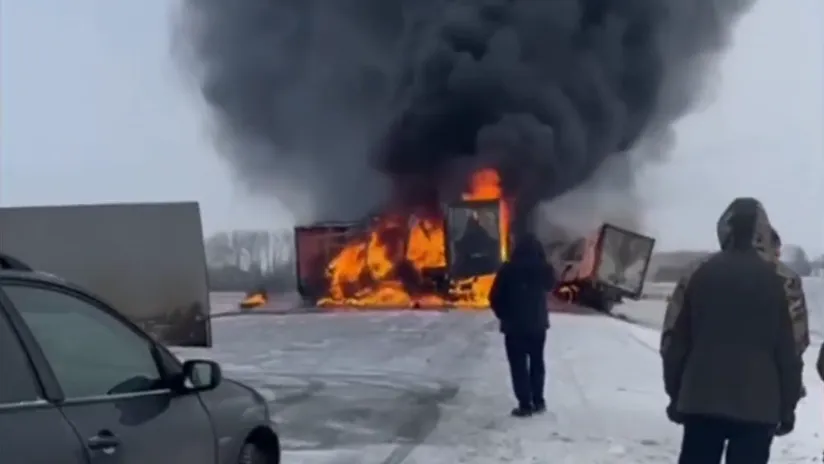 Движение на федеральной трассе под Красноярском встало из-за огненного ДТП
