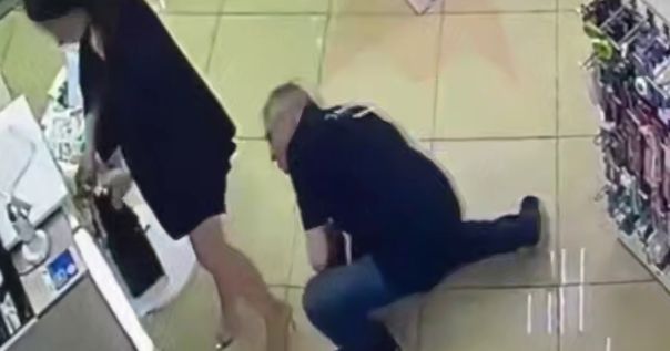 Парень подходит к девушкам и заглядывает им под юбки Парень подходит к девушкам и заглядывает им под юбки