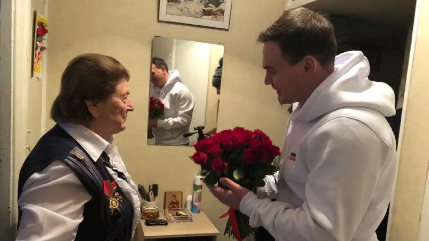 Молодогвардейцы Мытищ навестили ветерана ВОВ Валентину Гамаюнову