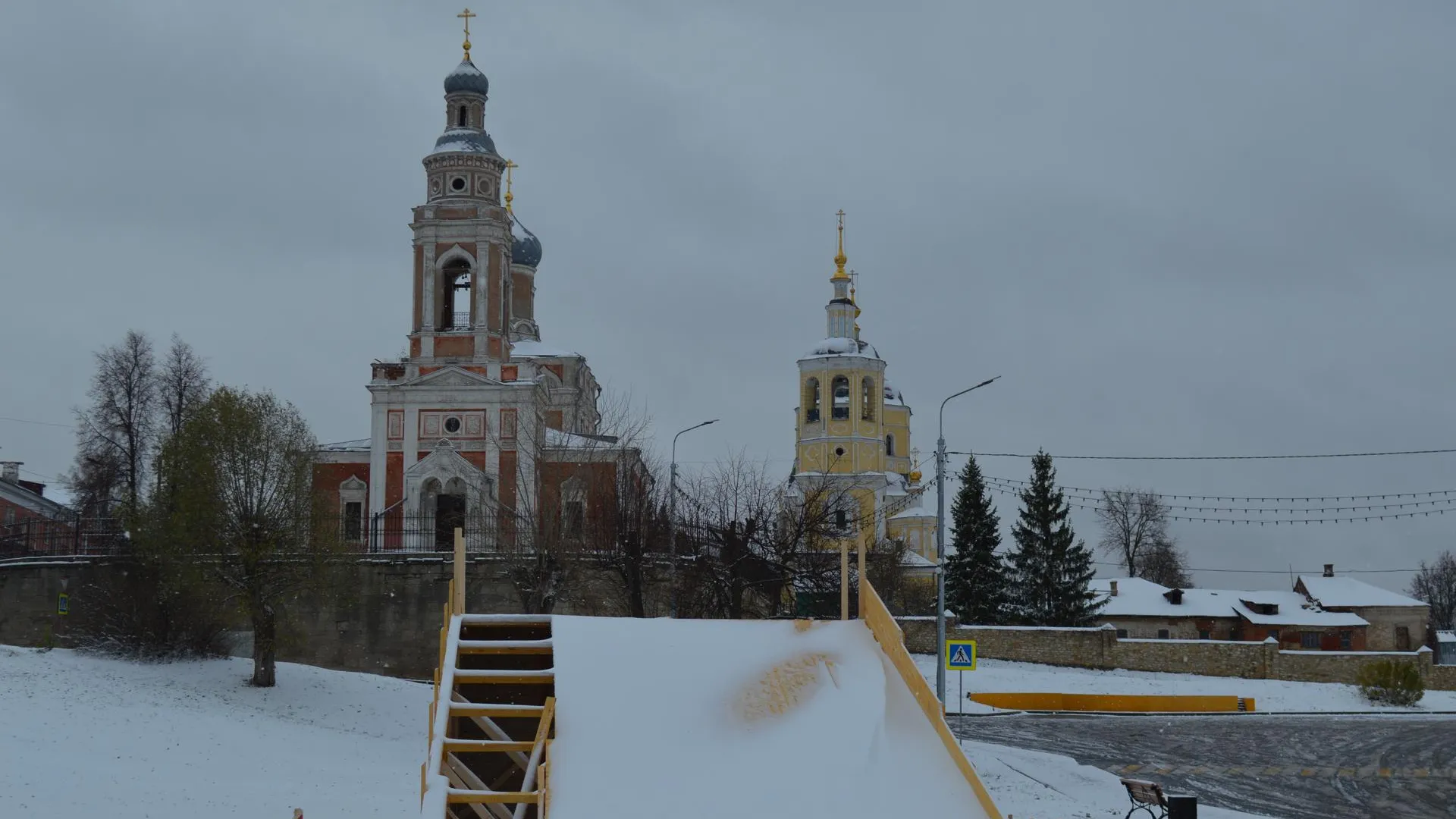 В Серпухове соорудили две горки для зимних катаний