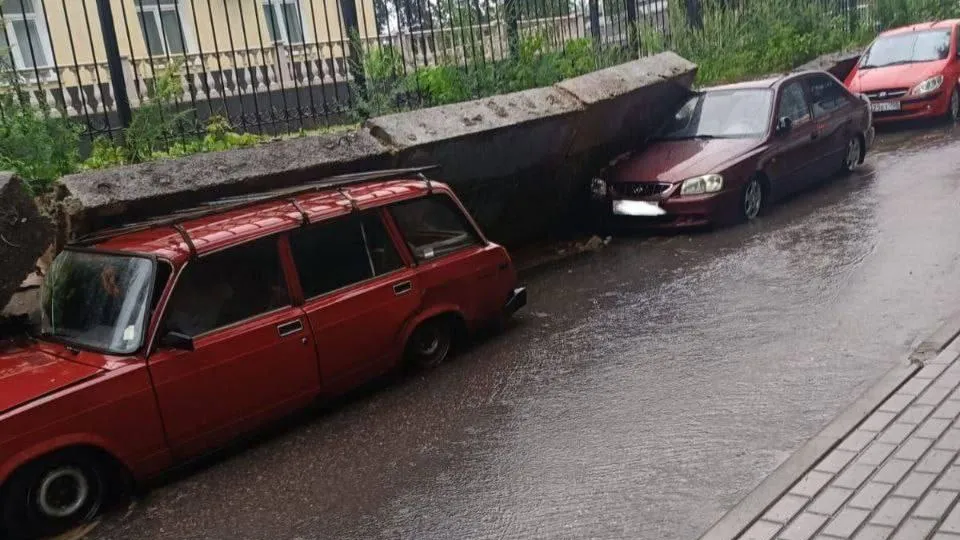 Бетонный забор упал на машины в Балашихе