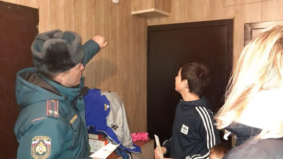В Электростали многодетным семьям устанавливают пожарные извещатели