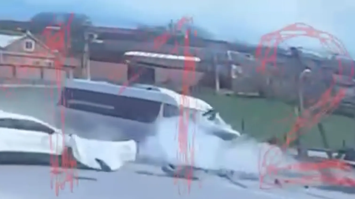 Микроавтобус на полном ходу протаранил легковушку в Ингушетии — видео