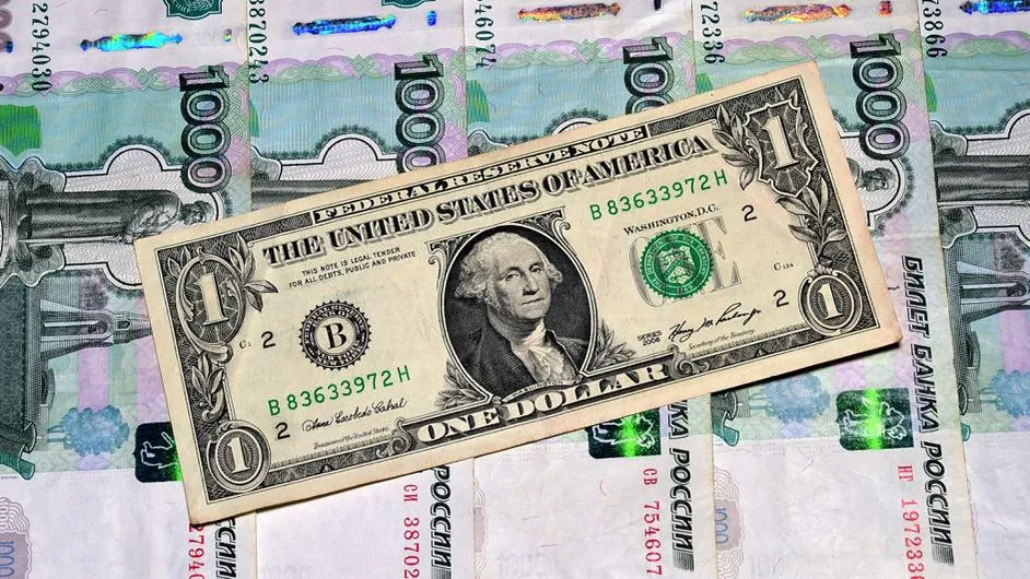 Курс американского доллара на внебиржевом рынке упал ниже 80 рублей