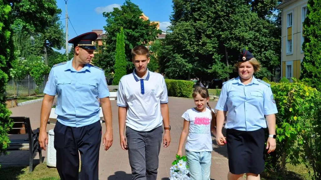 Полицейские Подольска поздравили горожан с Днем семьи, любви и вернсти