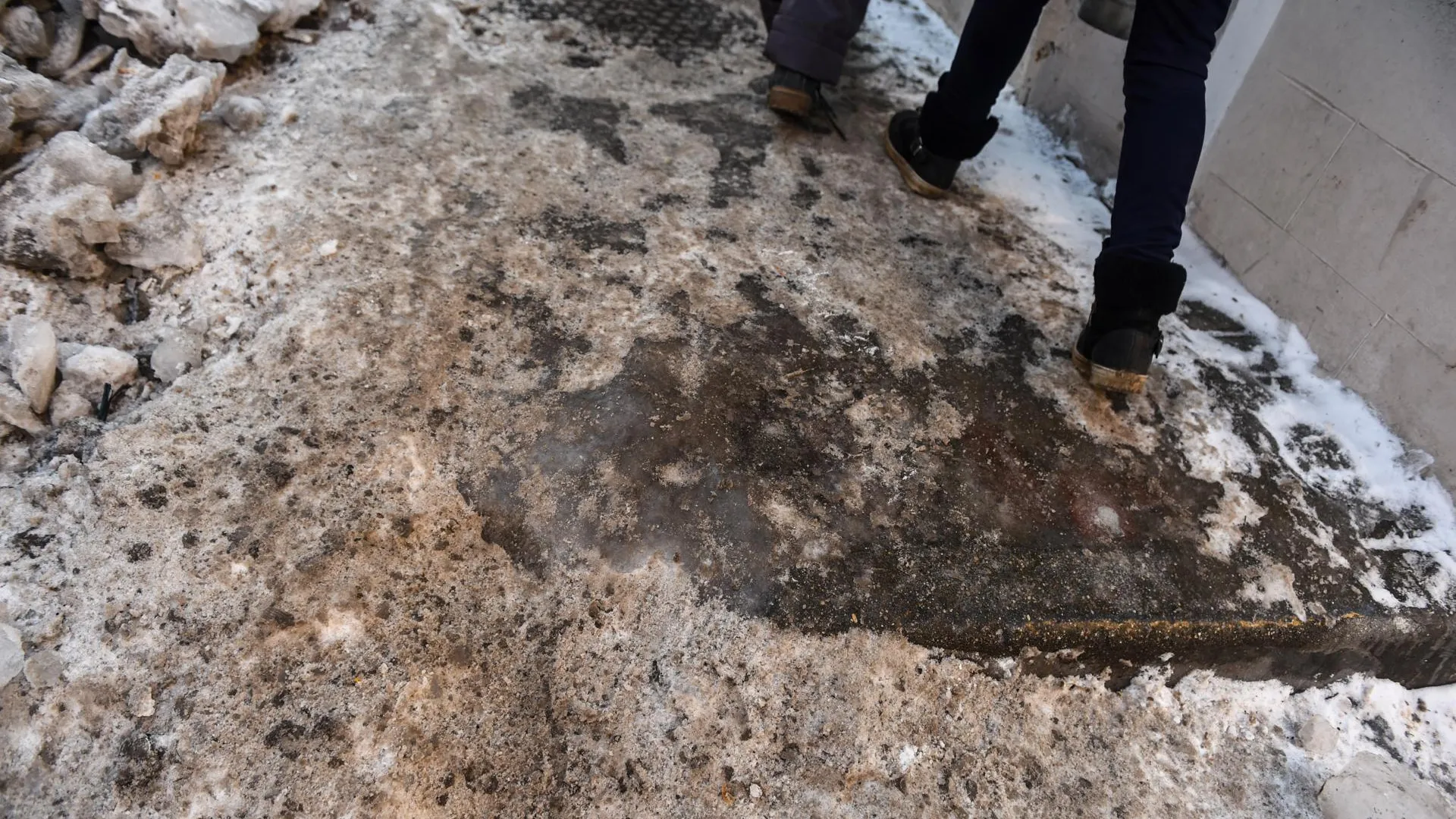 МЧС объявило экстренное предупреждение из‑за гололедицы в Подмосковье