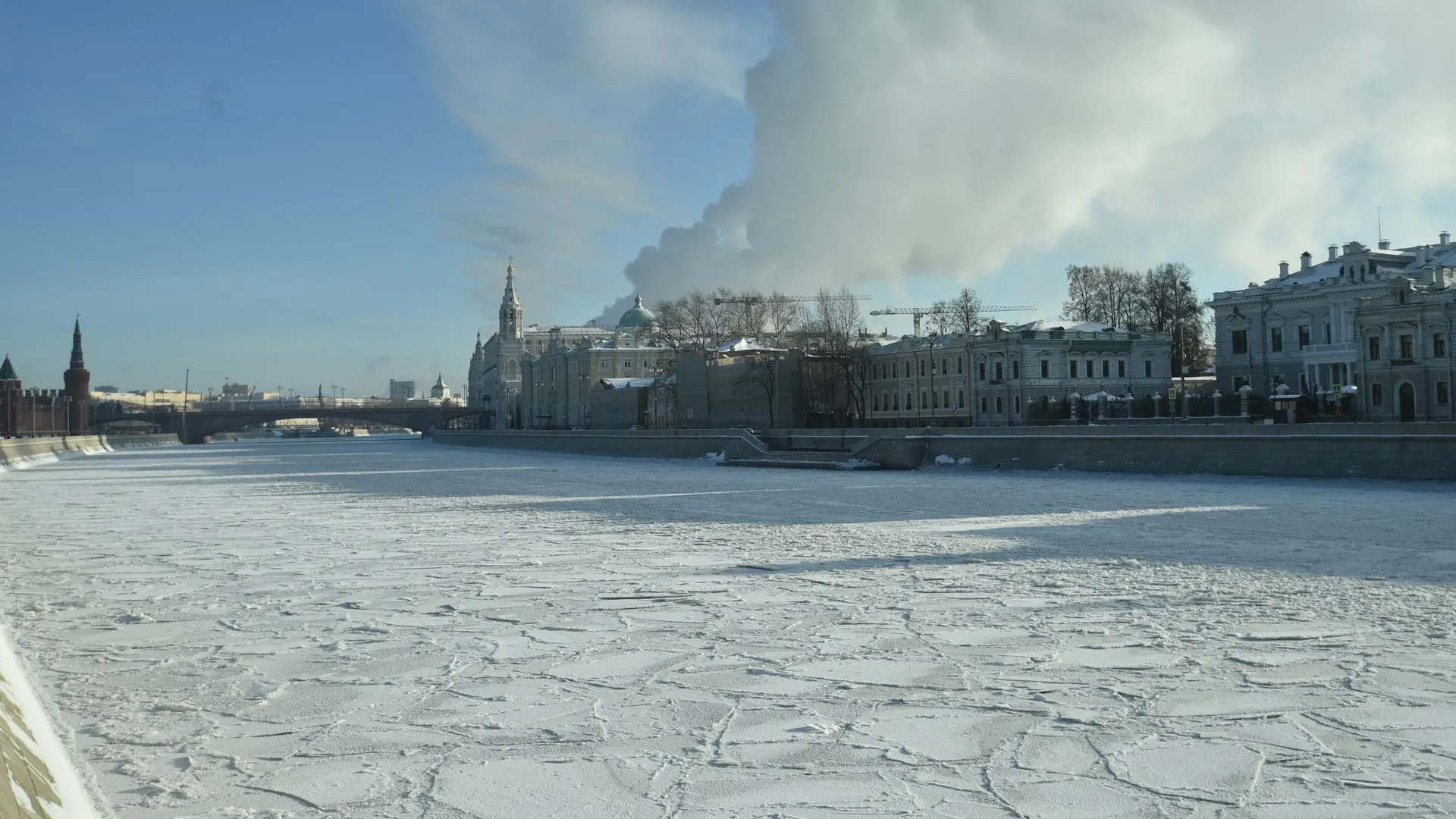 На московских прудах и озерах начали прорубать лунки для насыщения воды кислородом