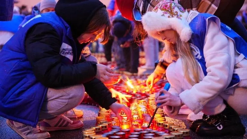У стен «Крокус Сити Холла» зажгли составленные из свечей фигуры журавлей
