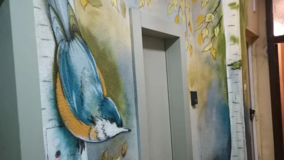 Деревья и птицу нарисовали в одном из подъездов ЖК «Эстет» в Подольске