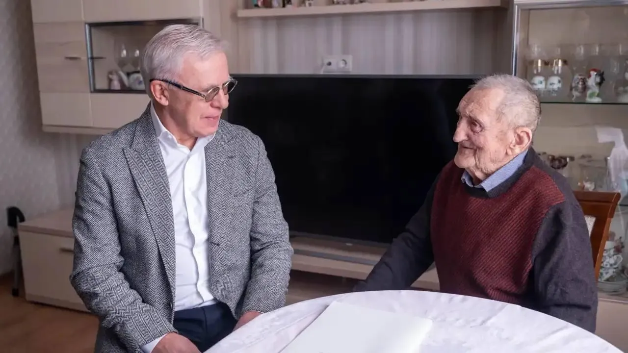 В Домодедово депутаты поздравили Бориса Графова с 96-летием