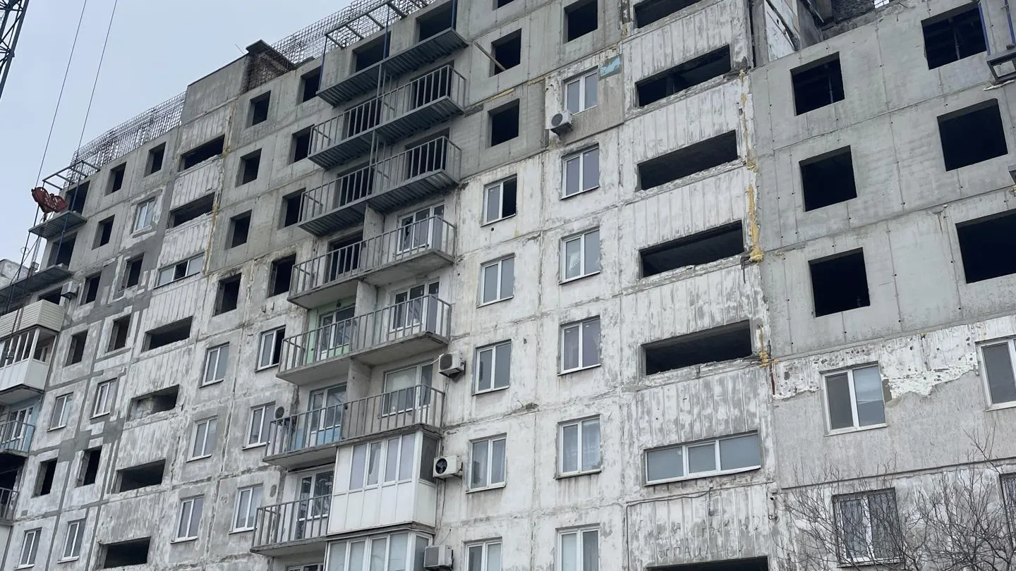 Специалисты из Подмосковья продолжают восстанавливать девятиэтажный дом в Мариуполе