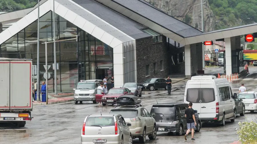 Пограничники Грузии не пропускают россиян с детьми из-за фото в загранпаспортах