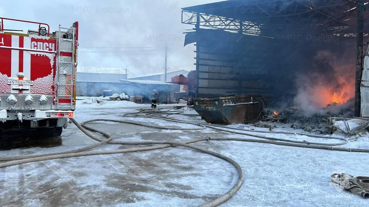Пожарные потушили возгорание на складе в подмосковной деревне Серково