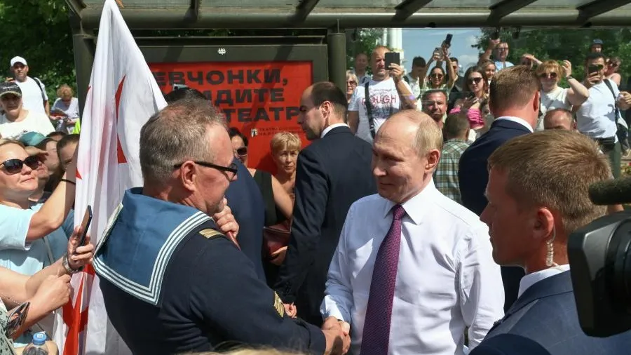 Путин на Дворцовой площади обнимался и фотографировался с жителями Петербурга