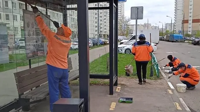 Около 80 автобусных остановок покрасили в Красногорске