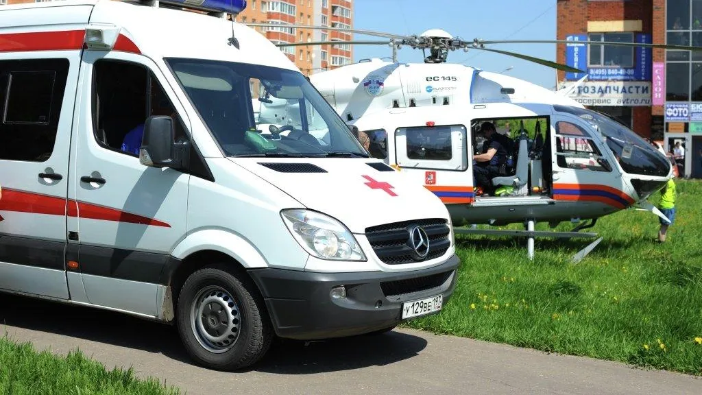 Двух мужчин с ожогами доставили вертолетом в больницу Подольска