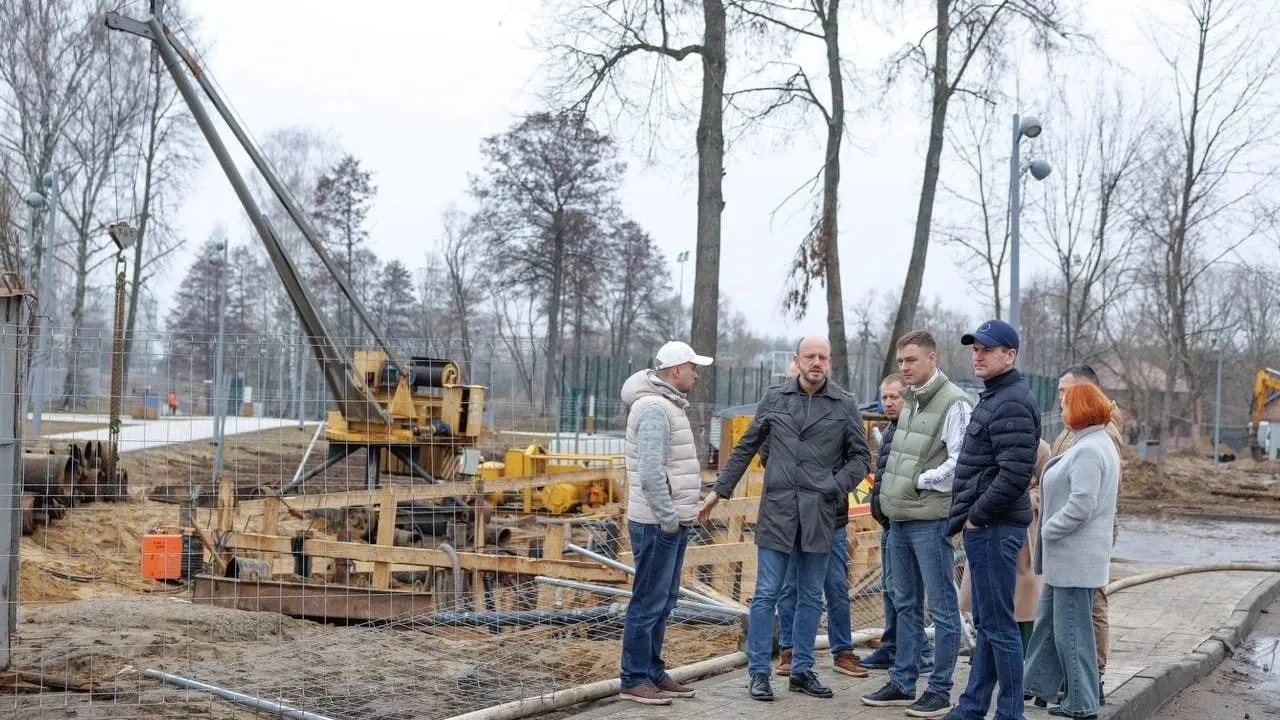Депутат Госдумы Панин проконтролировал ход капремонта коллектора в Куровском