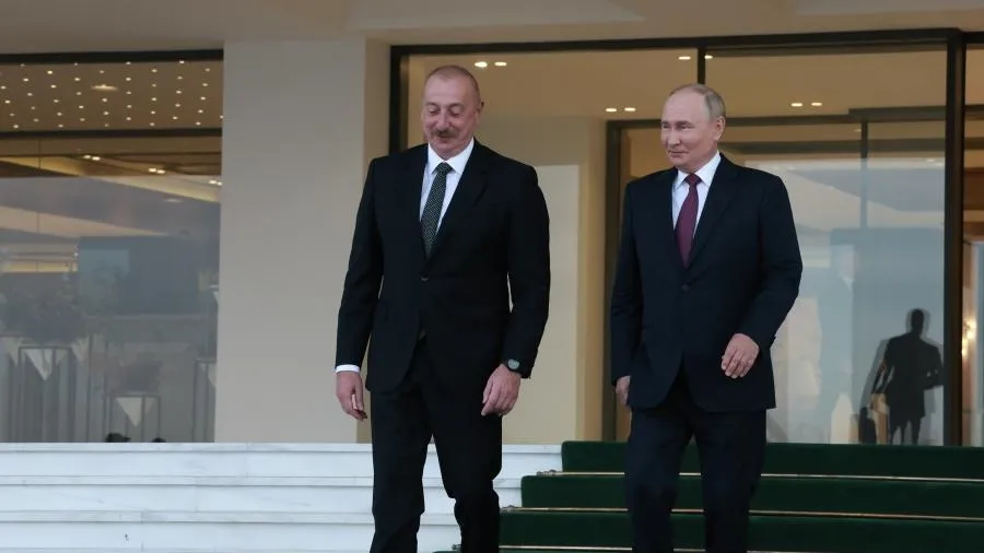 Путин и Алиев пожали руки и обнялись на встрече в Таджикистане