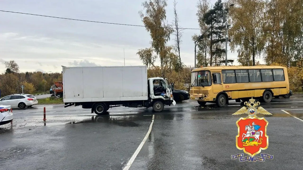 Встречное столкновение с грузовиком: автобус с детьми попал в ДТП в Пушкине