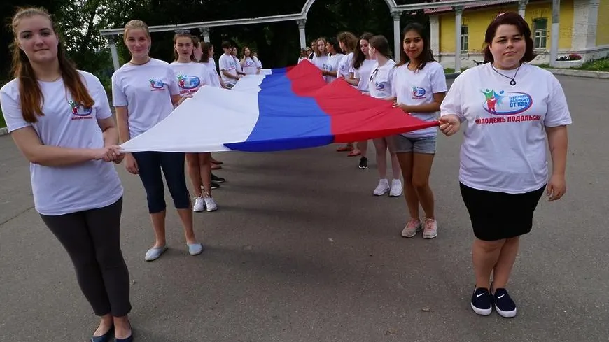 Волонтеры Подольска пронесли 25‑метровый флаг России в парке Талалихина