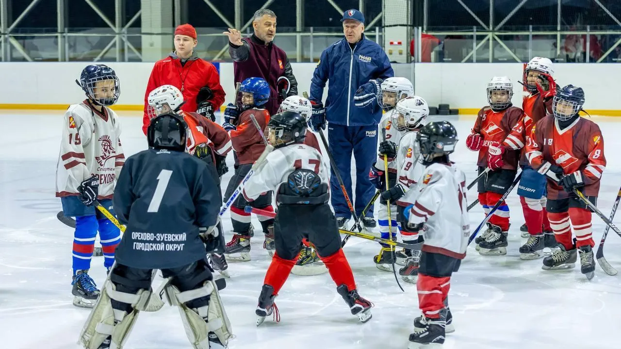 Олимпийский чемпион Сергей Светлов провел мастер-класс для хоккеистов в Орехово-Зуеве