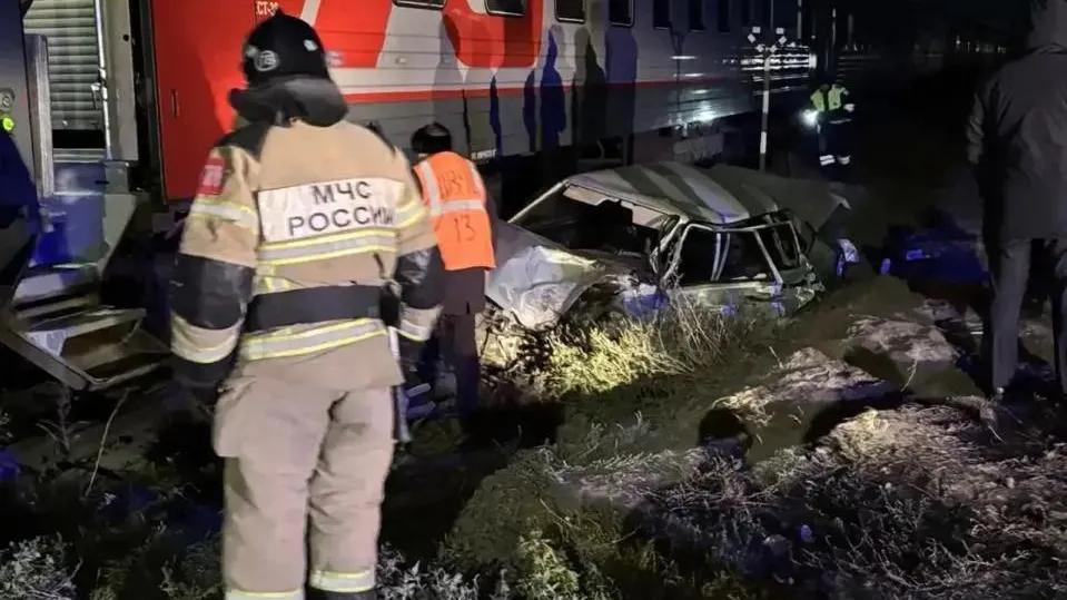 Стал грудой металла: автомобиль влетел под поезд Адлер — Петербург в Цимлянске