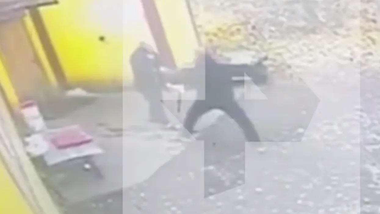 Жестокое видео: экс-сотрудник кафе в Ленобласти зарезал коллегу-повара