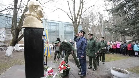 Жители Балашихи возложили цветы к памятнику Юрию Гагарину