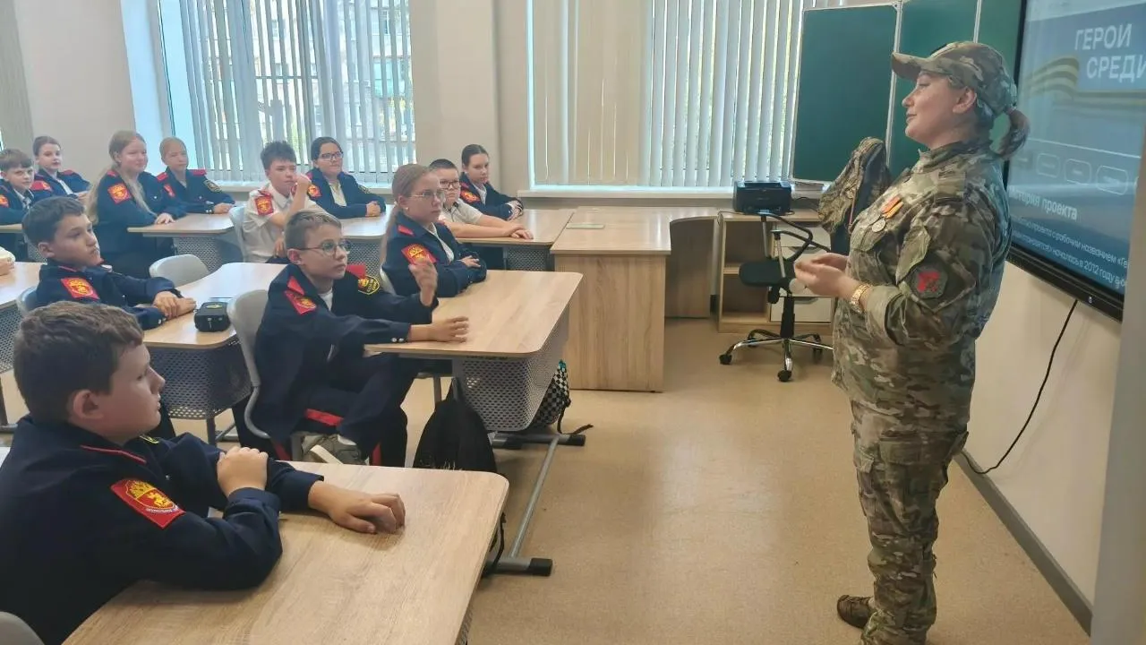 Военный медик провела урок мужества для школьников Богородского округа