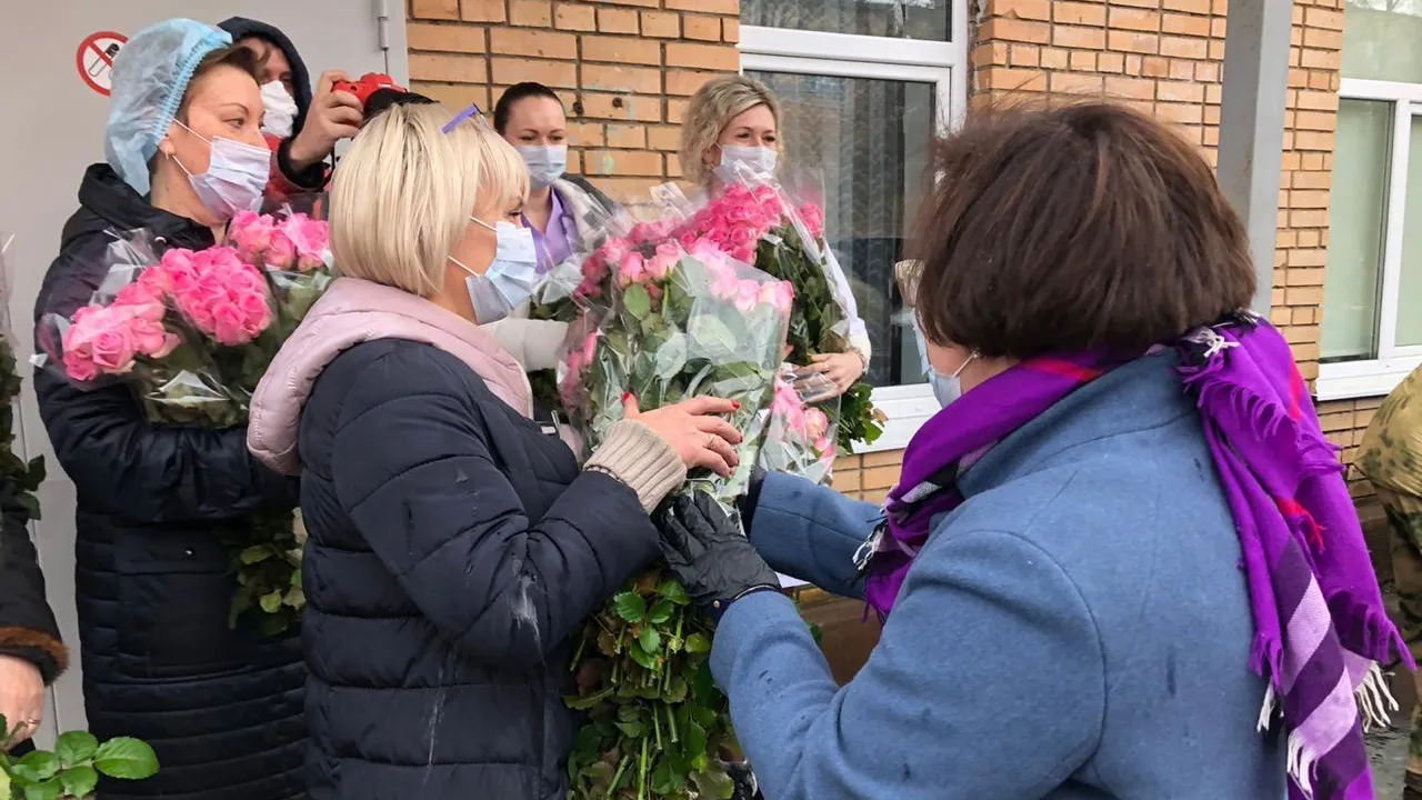 Сотрудники Общественной палаты Подмосковья вручили розы врачам, борющимся с Covid‑2019